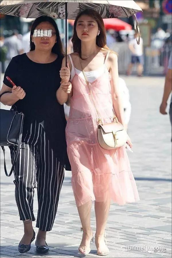 街拍秋季北京美女胡乱穿衣,令人浮想联翩!