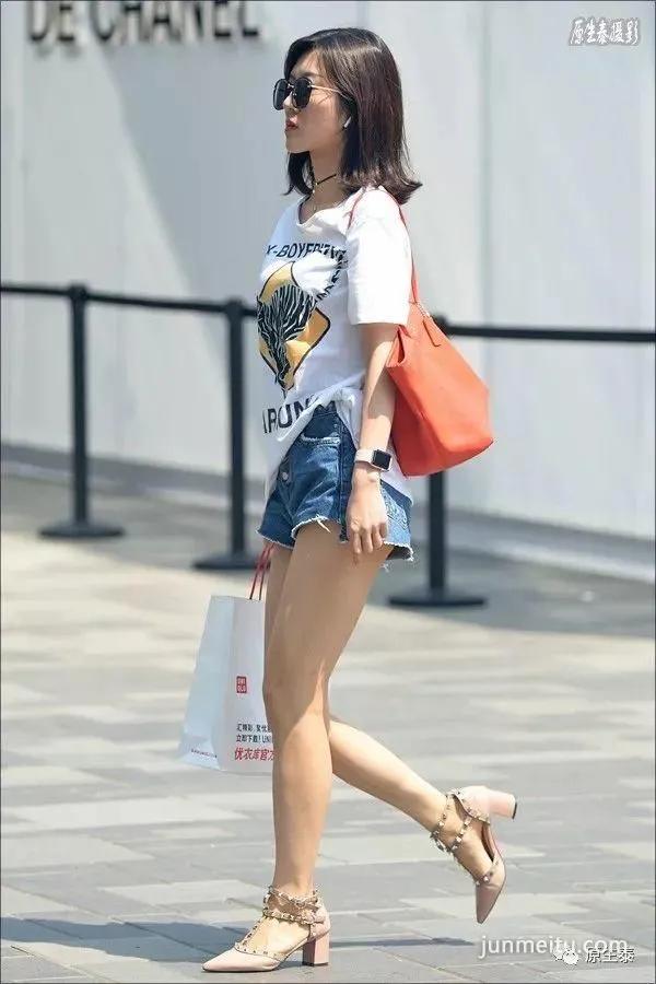 街拍夏日清凉性感美女，太晃眼了吧？
