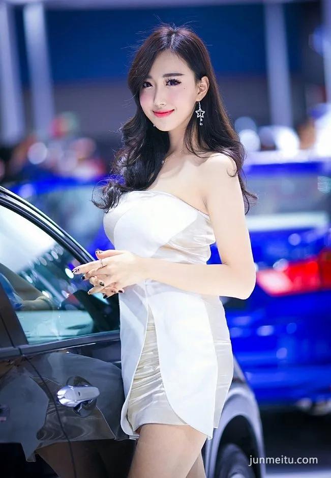 超模街拍白色抹胸车模，笑起来真好看