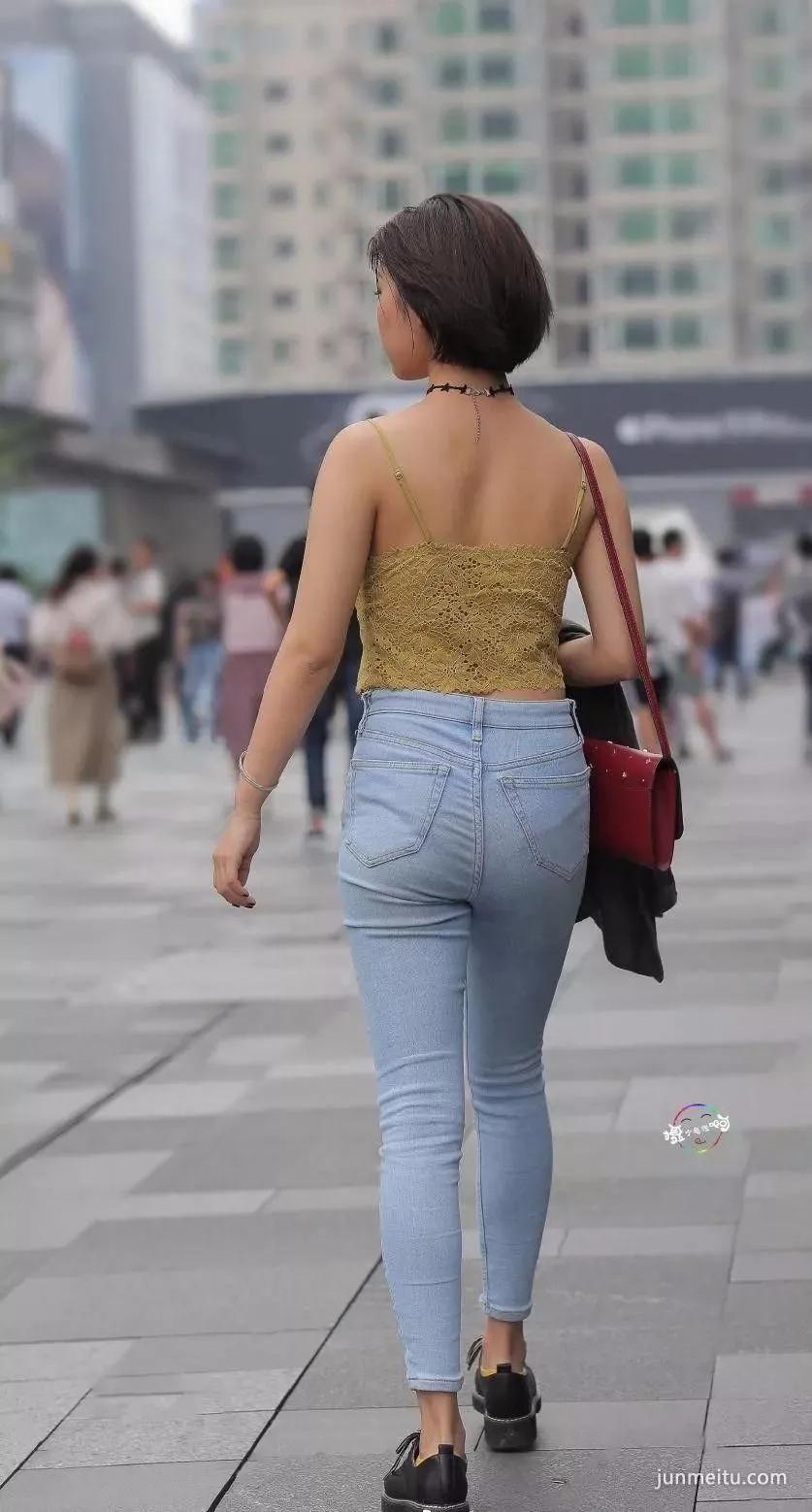 街拍短发浅蓝紧牛裤短时尚美眉很有范