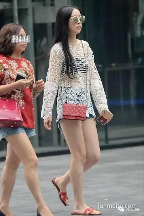 街拍夏日透视装美女性感魅力!(组图)
