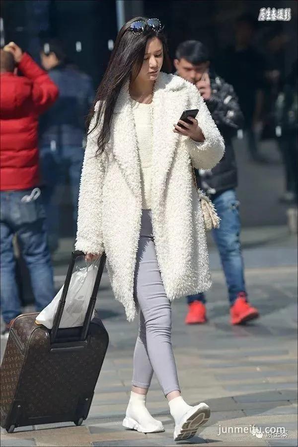 街拍早春美女迷人的风韵，竟然是这样打造的！