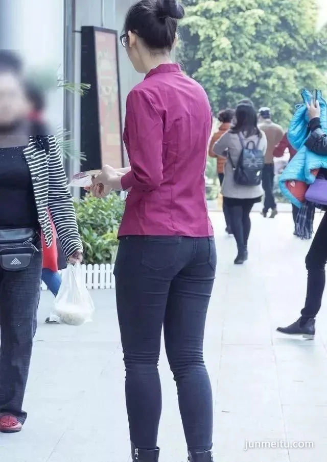 街拍清纯丰腴高挑眼镜气质清新紧身裤女郎