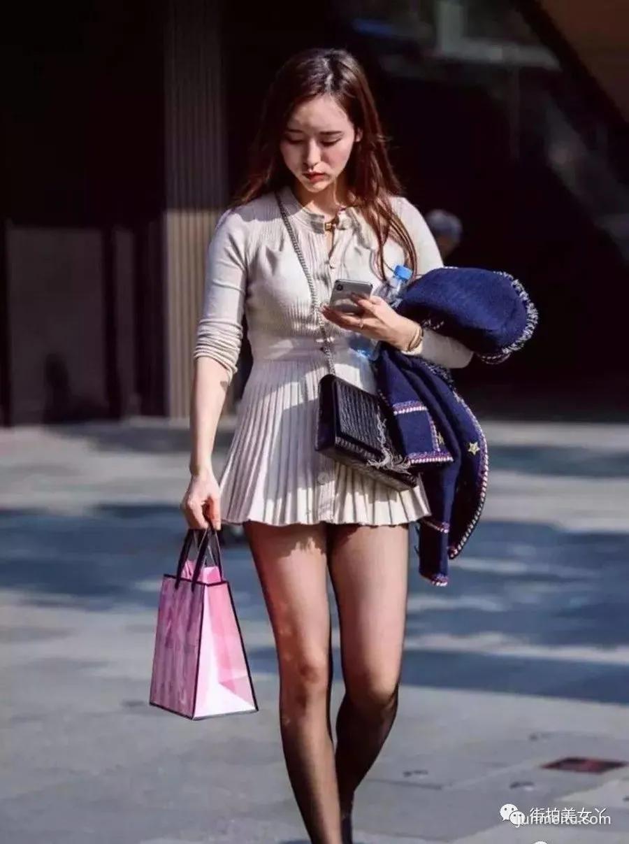 街拍 黑丝搭配短裙美女, 高颜值