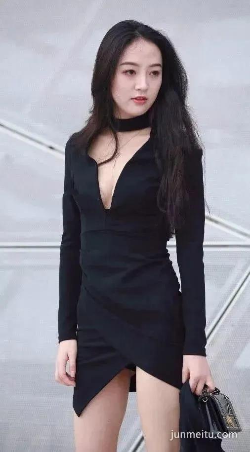 街拍高挑深V紧身包臀裙雪白如玉修长双腿饱满坚挺女郎
