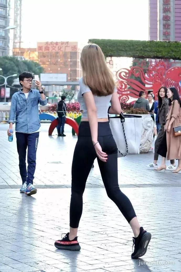 街拍穿紧身裤身材高挑的气质长腿美女