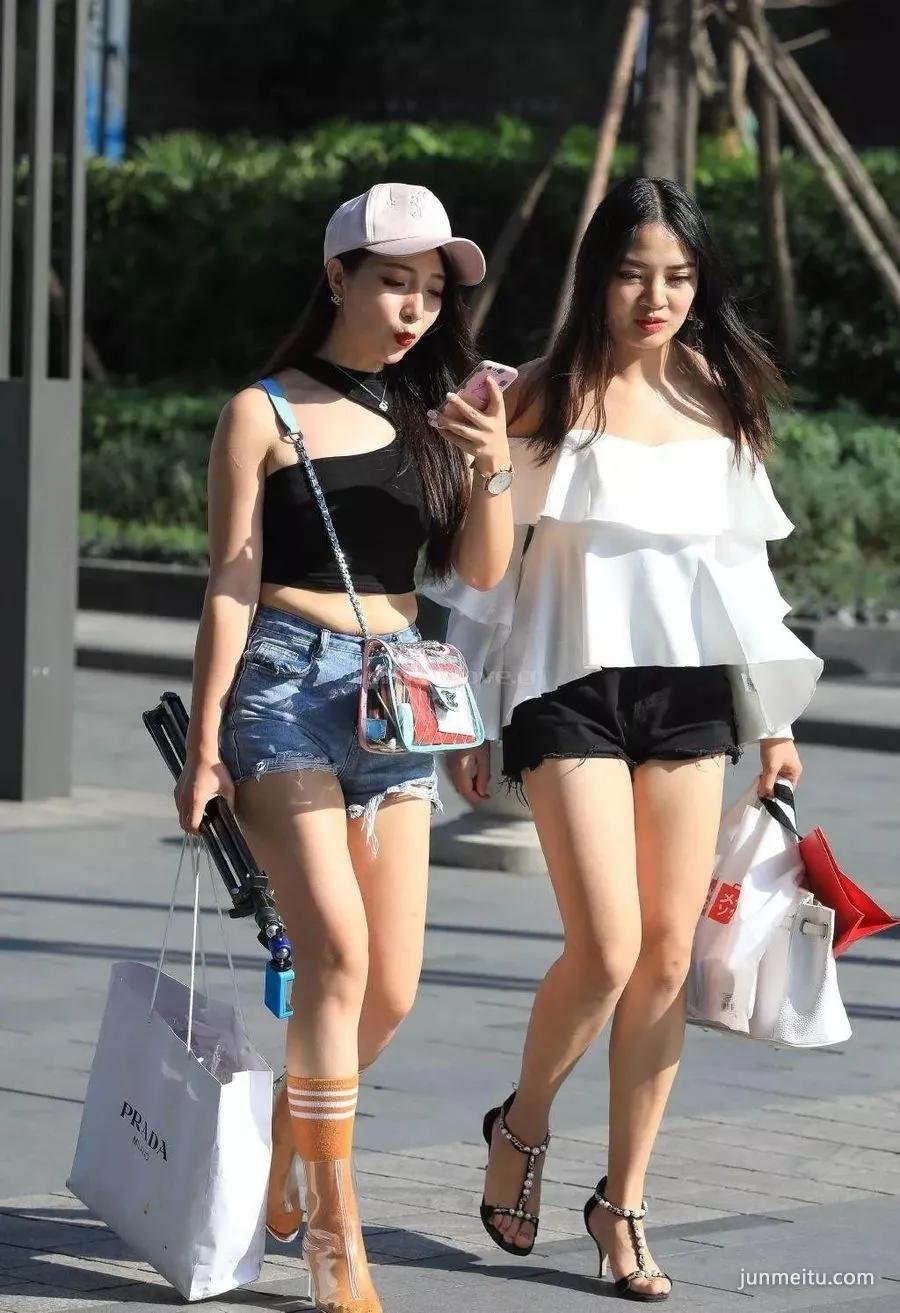 街拍牛仔短裤美女 是不是该减下肚子呀