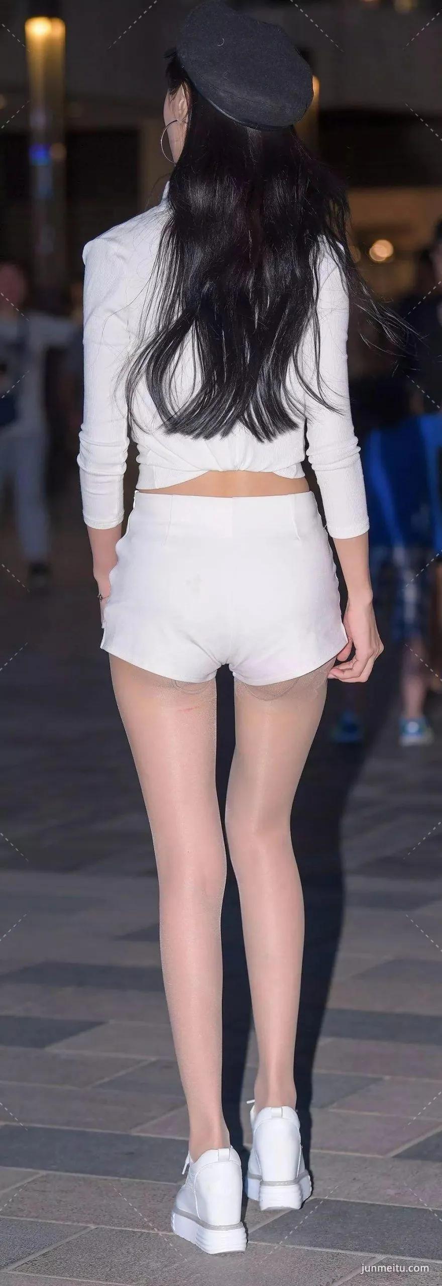 街拍第一站白色热裤肉丝露脐饱满坚挺女郎