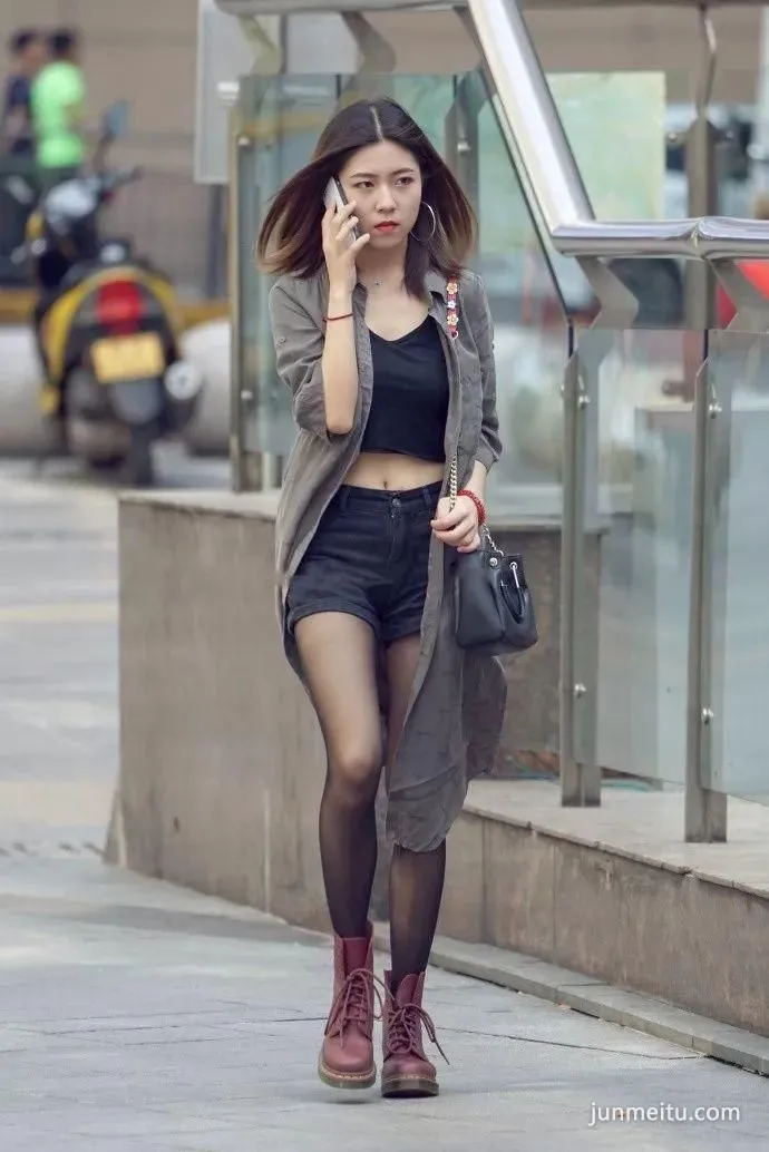街拍 | 明人不说暗话，我喜欢你的丝袜