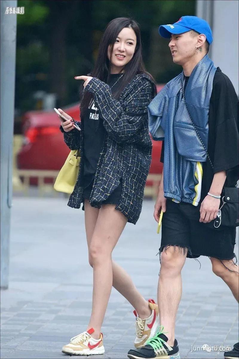 街拍天凉美女依然不舍超短热裤,性感你的眼!