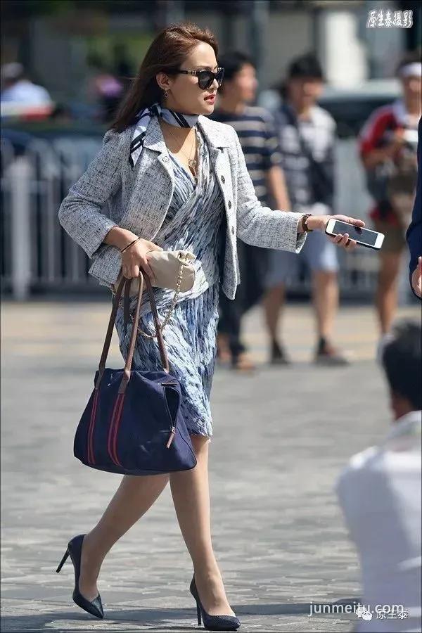 街拍秋季北京美女胡乱穿衣,令人浮想联翩!