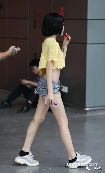 热裤抄底小妹妹撇着腿坐地上走光