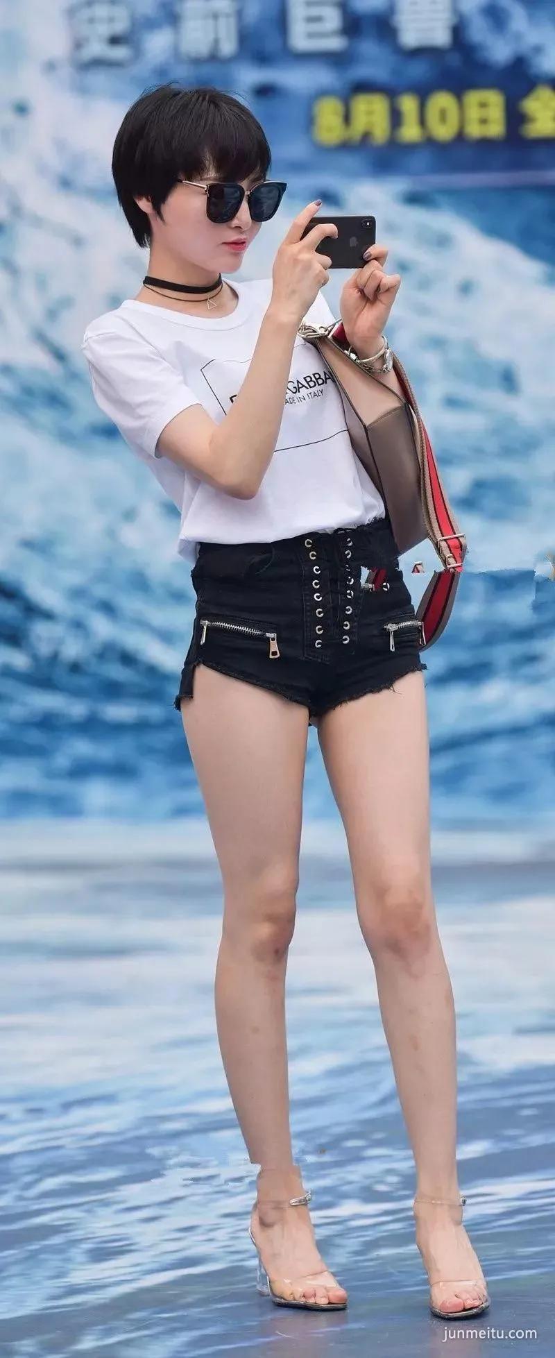 街拍高挑牛仔热裤雪白如玉修长双腿挺翘好身材气质女郎