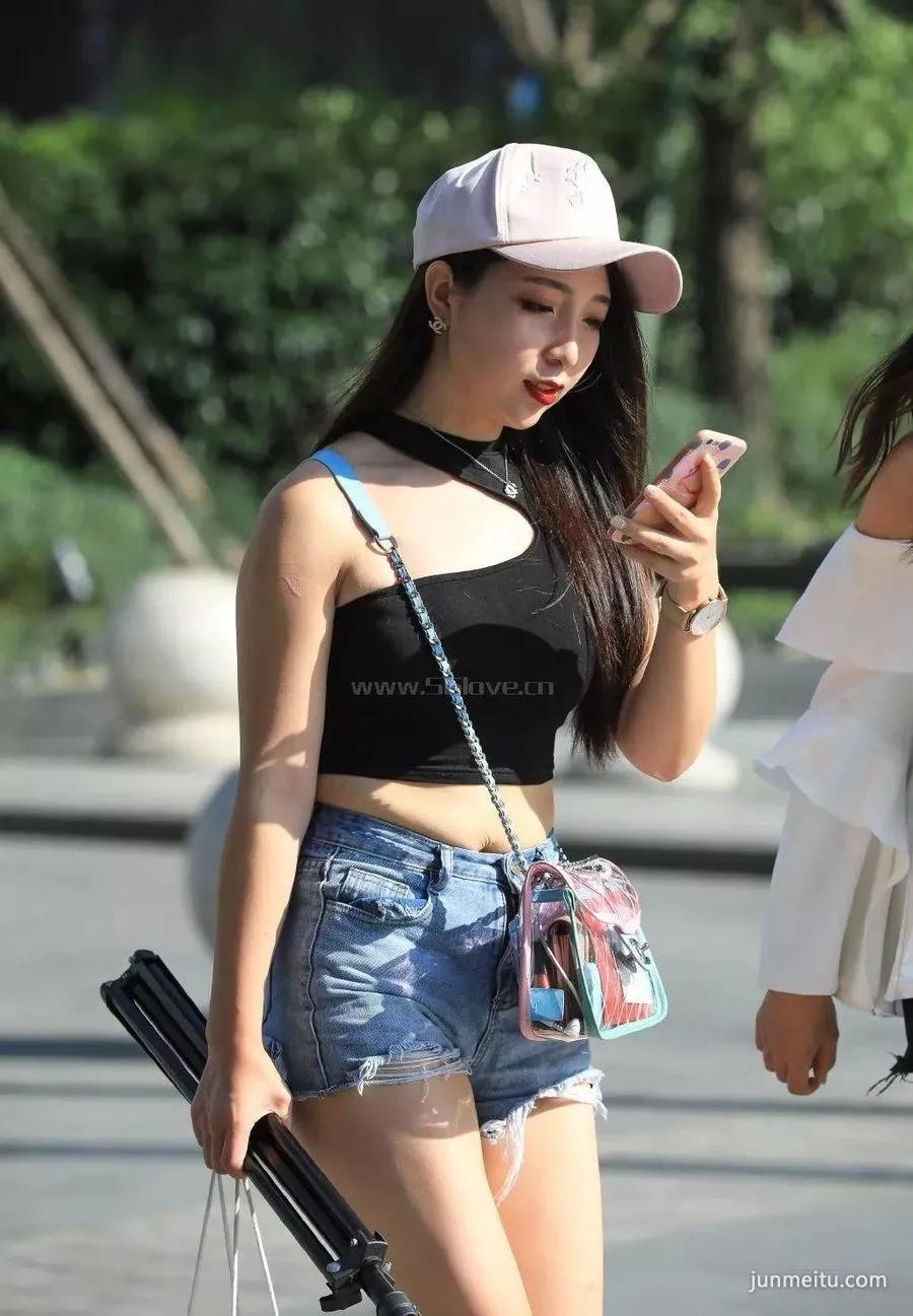 街拍牛仔短裤美女 是不是该减下肚子呀
