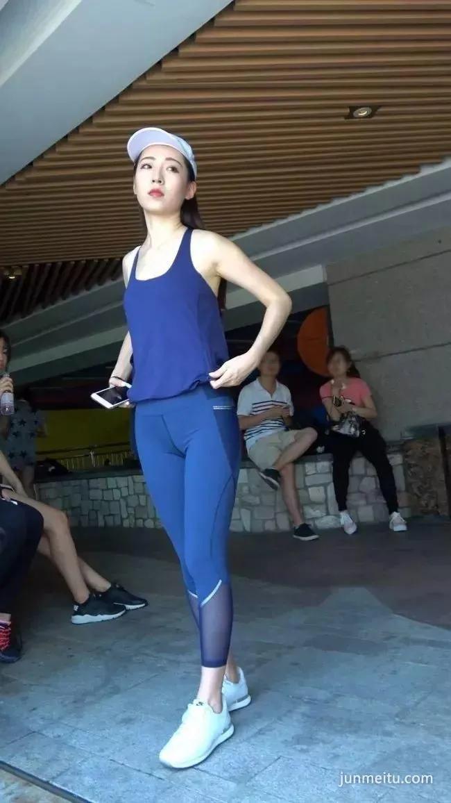 街拍时尚流行瑜伽紧身裤的漂亮女郎