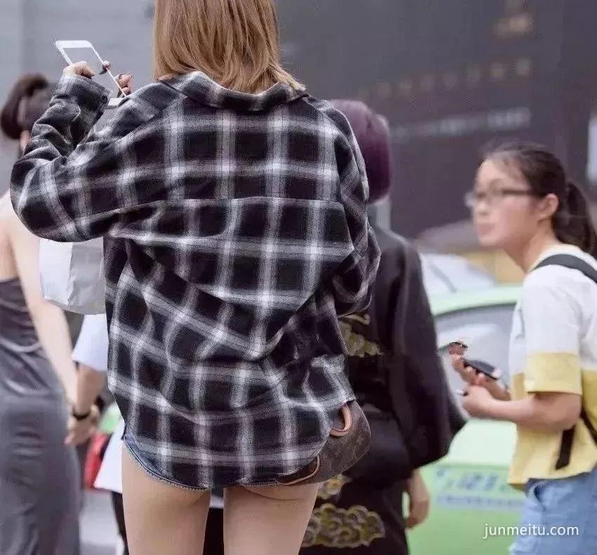 街拍乍一看好像啥都没穿