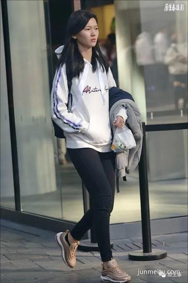 街拍寒冬反季节穿衣的美女，格外惹眼！