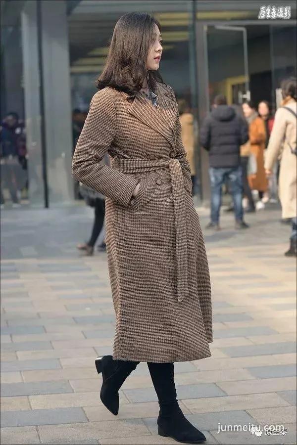 街拍早春美女迷人的风韵，竟然是这样打造的！