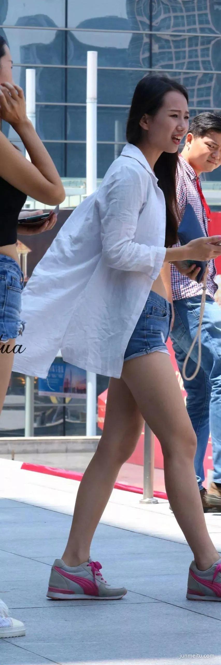 街拍美女穿着牛仔热裤秀出一双超细竹竿腿