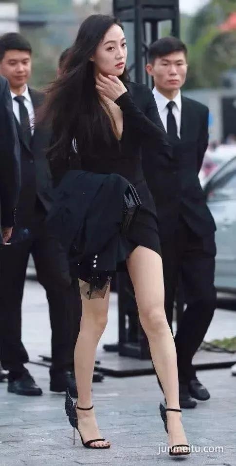 街拍高挑深V紧身包臀裙雪白如玉修长双腿饱满坚挺女郎