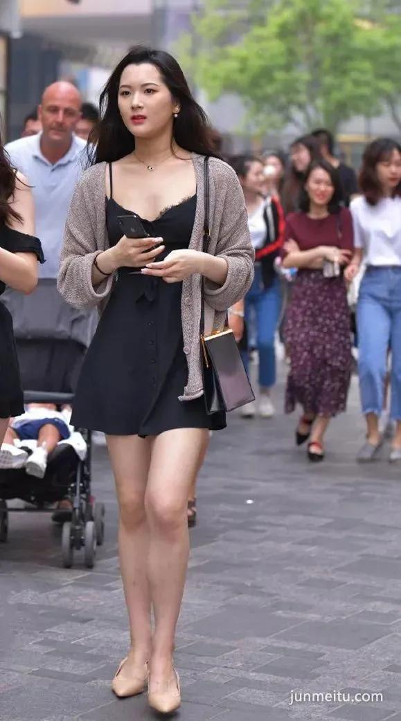 街拍长得漂亮并且很有气质,长发黑裙