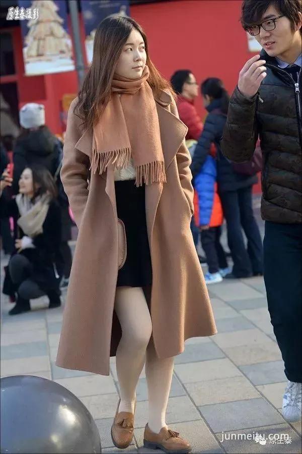 街拍寒冬反季节穿衣的美女，格外惹眼！