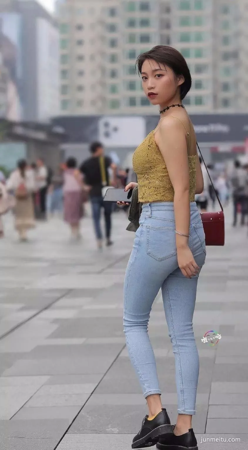 街拍短发浅蓝紧牛裤短时尚美眉很有范