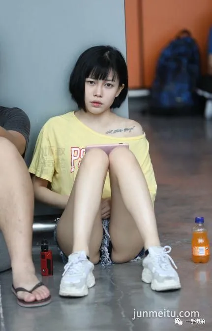 热裤抄底小妹妹撇着腿坐地上走光