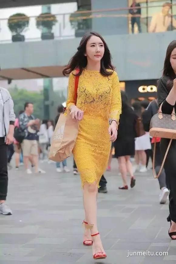 街拍抄底镂空透视包臀连衣裙，姑娘更加性感