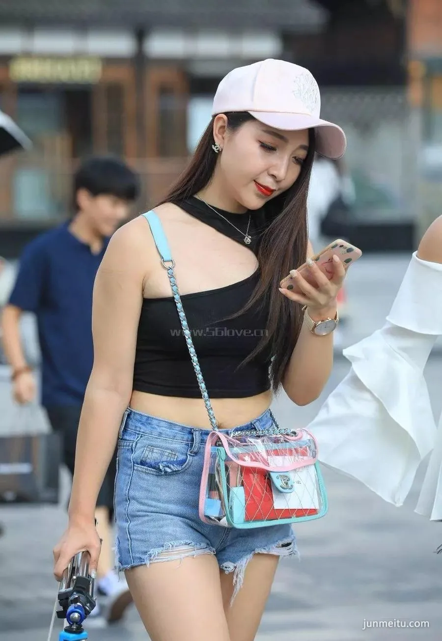 街拍牛仔短裤美女 是不是该减下肚子呀