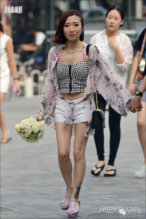 街拍北京潮女吸睛点五花八门!(组图)