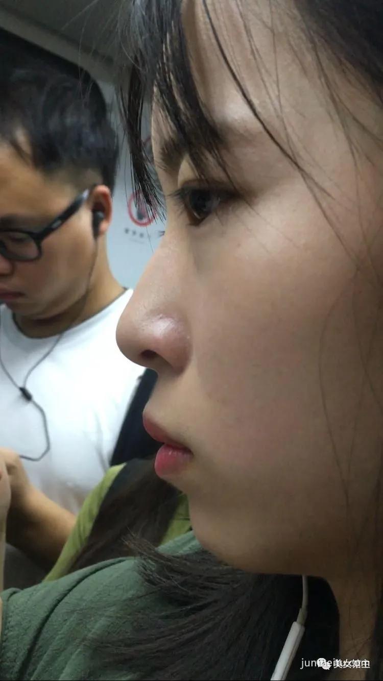偷拍街拍 | 地铁美女白皙的皮肤很美，离罩露乳走光啦