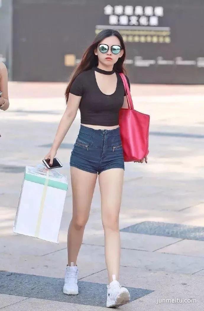 街拍超短牛仔裤美女露洁白大腿