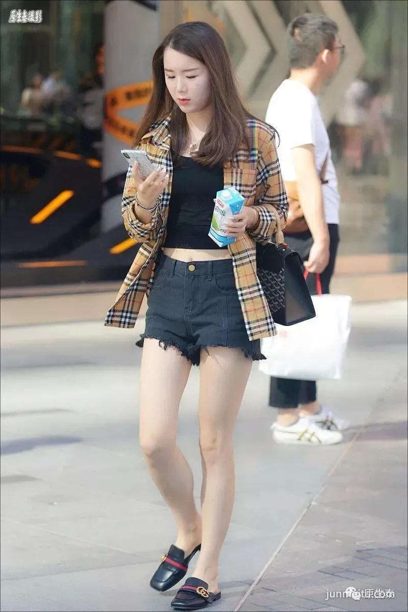 街拍天凉美女依然不舍超短热裤,性感你的眼!
