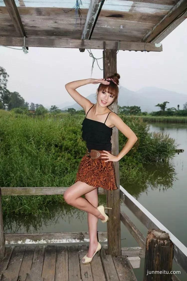 街拍郊外吊带裙总能给我们展现十足女人味