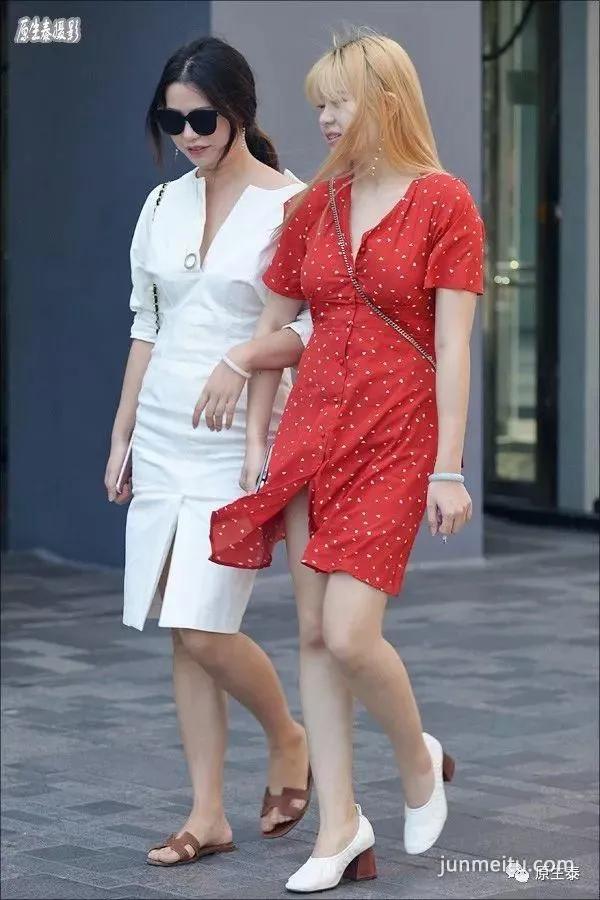 街拍秋季北京美女胡乱穿衣,令人浮想联翩!