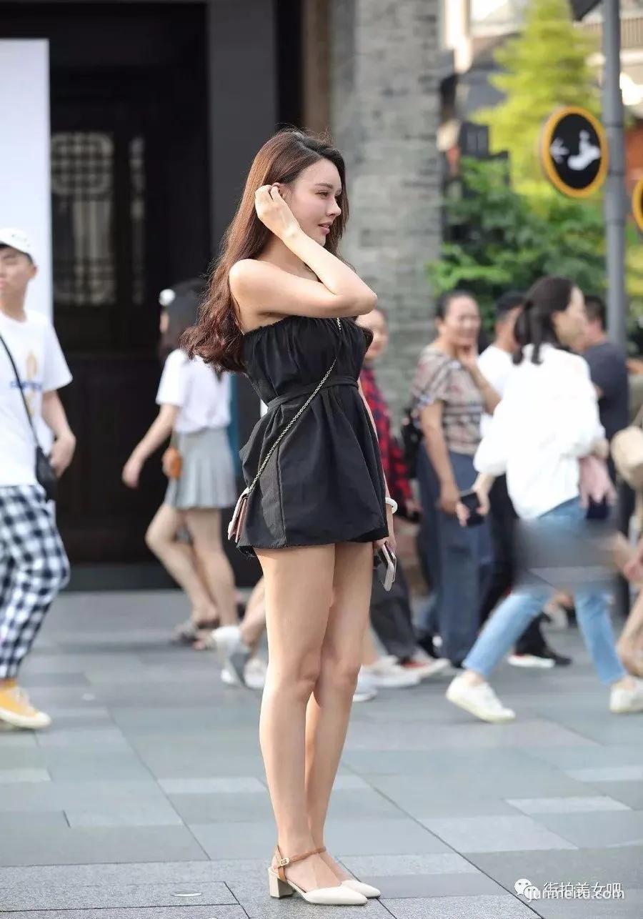 街拍一字肩短裙搭配