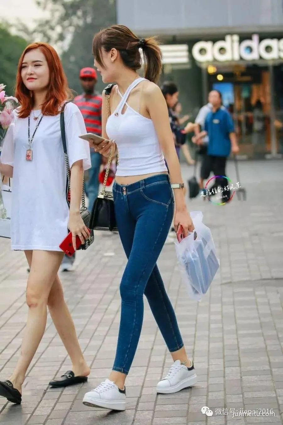 街拍第一站白背心和蜜臀裤，紧致的风格展现凹凸身材
