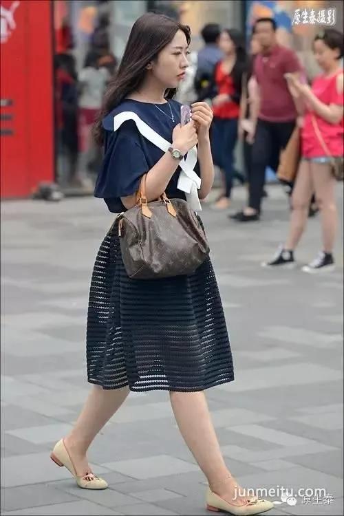 街拍夏日透视装美女性感魅力!(组图)