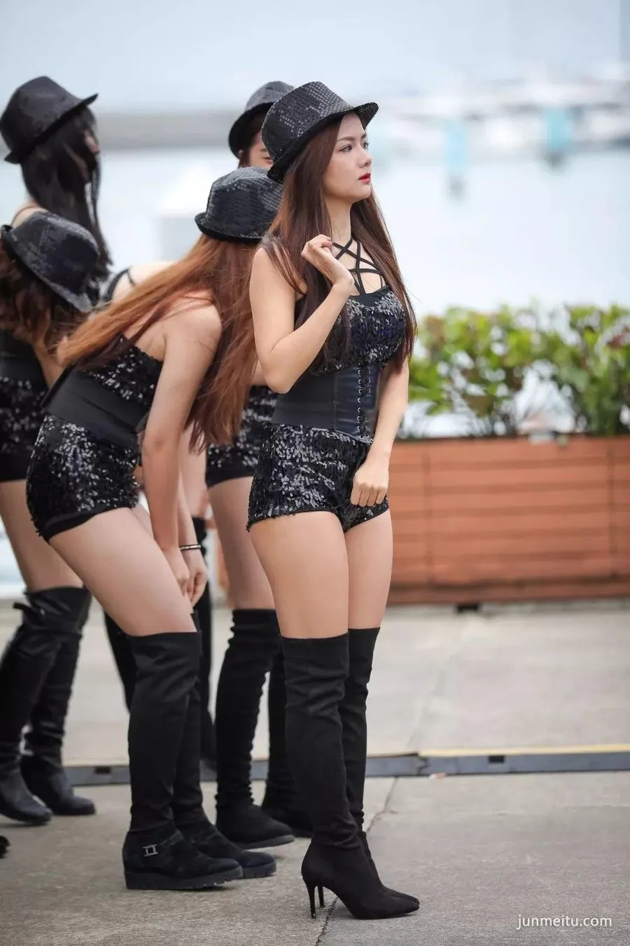 街拍美腿模特，这是选美大赛吗