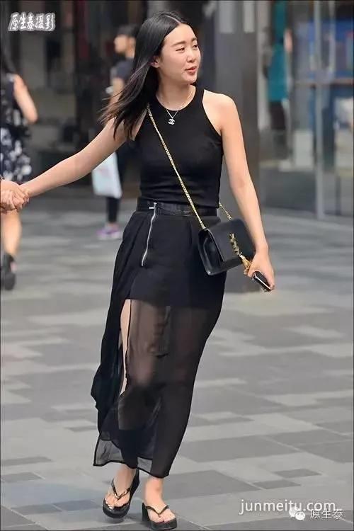 街拍夏日透视装美女性感魅力!(组图)