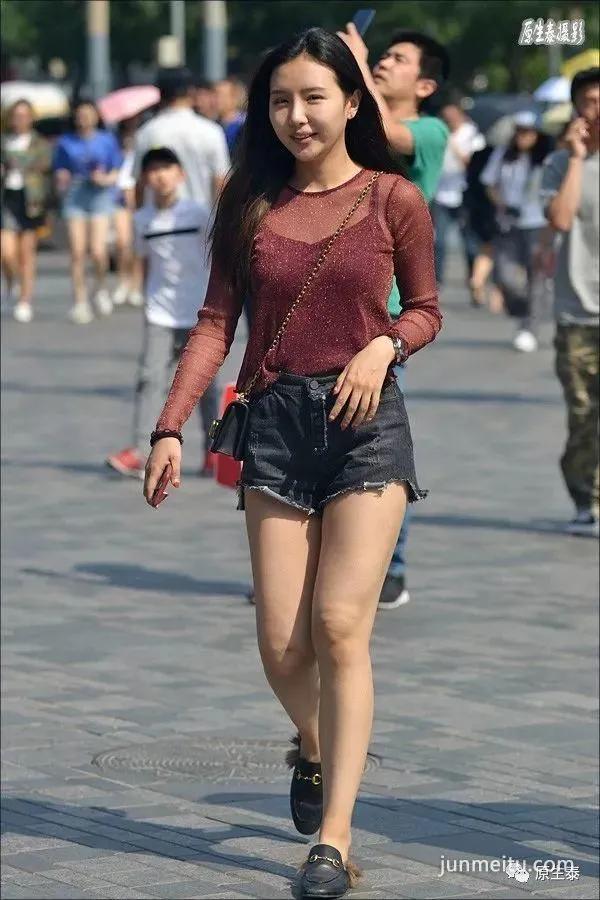 街拍夏日清凉性感美女，太晃眼了吧？