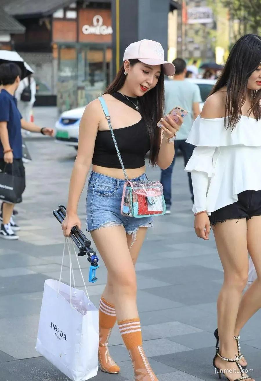 街拍牛仔短裤美女 是不是该减下肚子呀