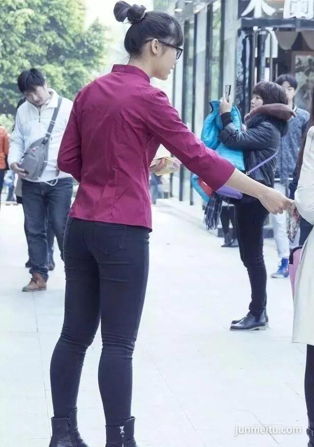 街拍清纯丰腴高挑眼镜气质清新紧身裤女郎