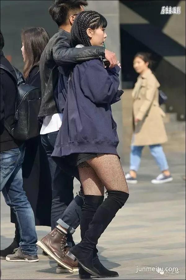 街拍春季美女二八月乱穿衣,颠覆你想象!(组图)