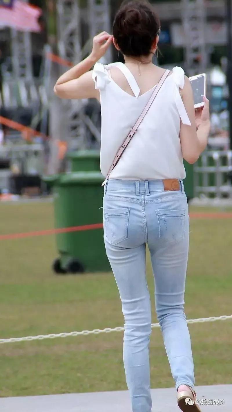 街拍美女 | 气质高挑时尚牛仔长裤墨镜美女