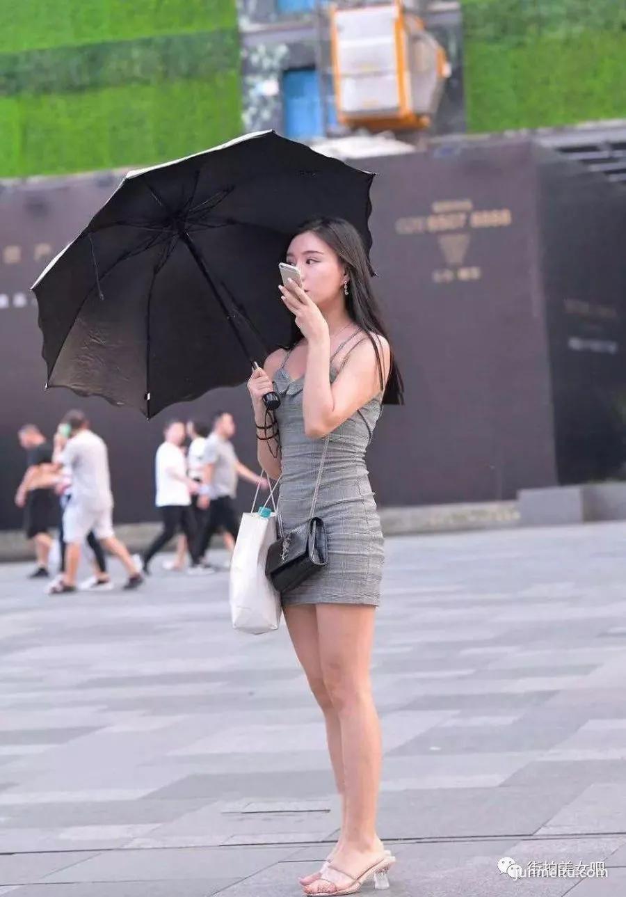 街拍格纹连衣裙搭配透明凉鞋，绽放娇俏的美