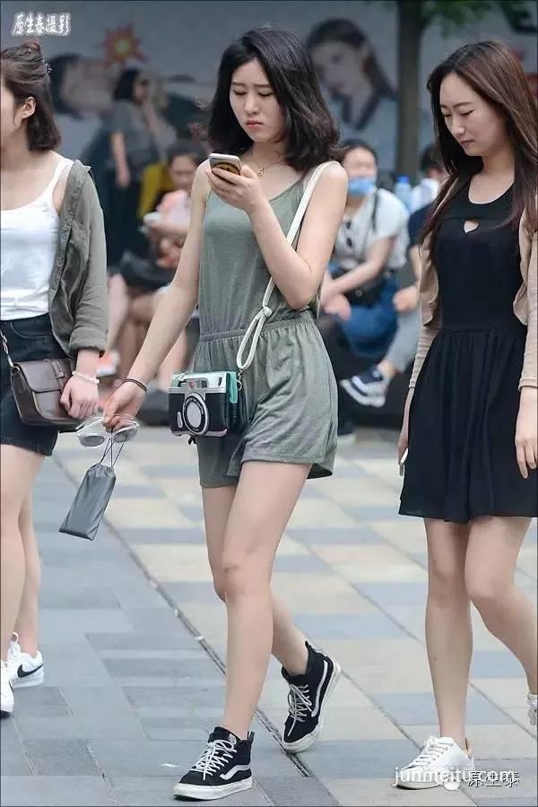 街拍玉腿林立热裤美女秀光腿!(组图)
