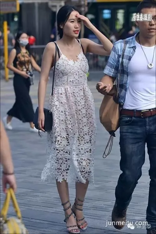 街拍夏日透视装美女性感魅力！（组图）