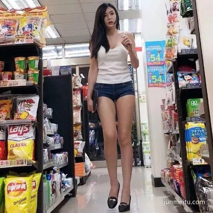 高挑牛仔热裤大长腿气质饱满美女